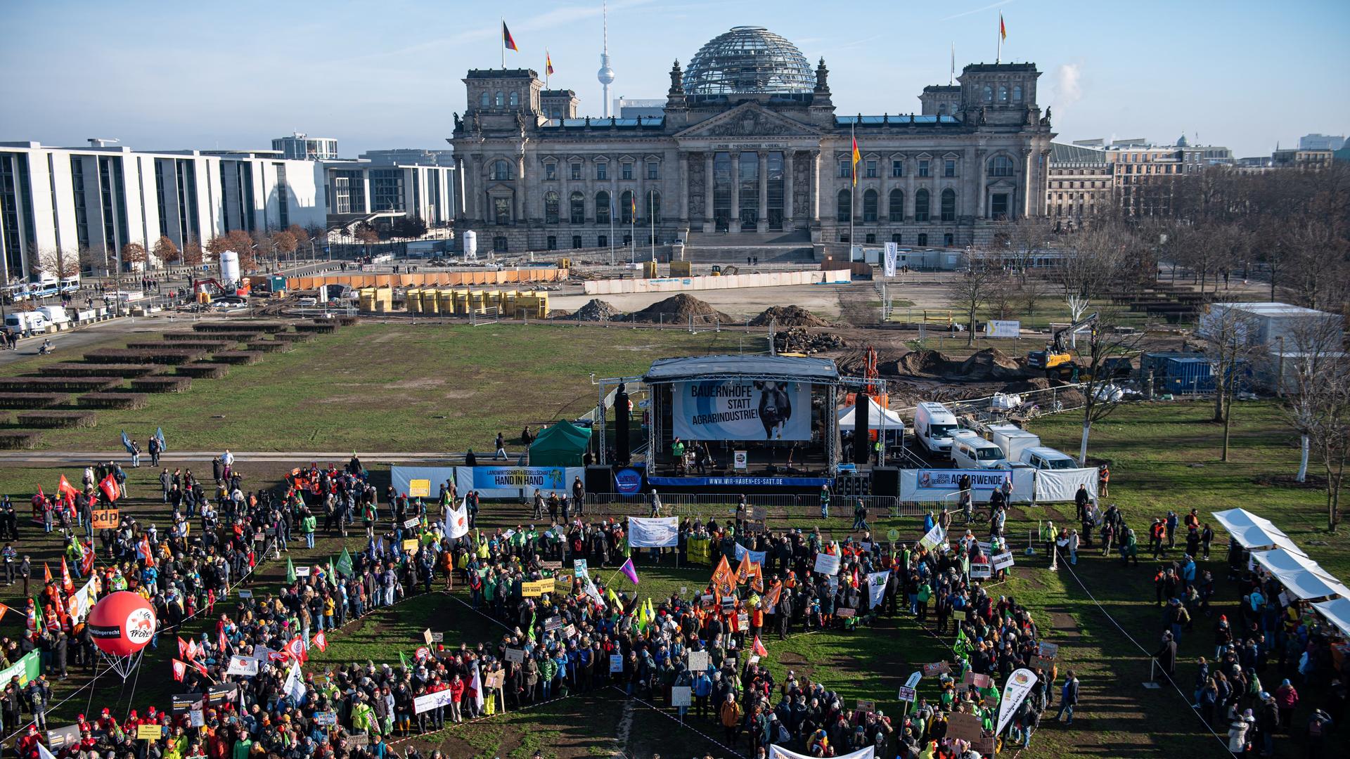 Menschen bei einer Demonstration für eine Agrarwende auf der Reichstagswiese in Berlin.