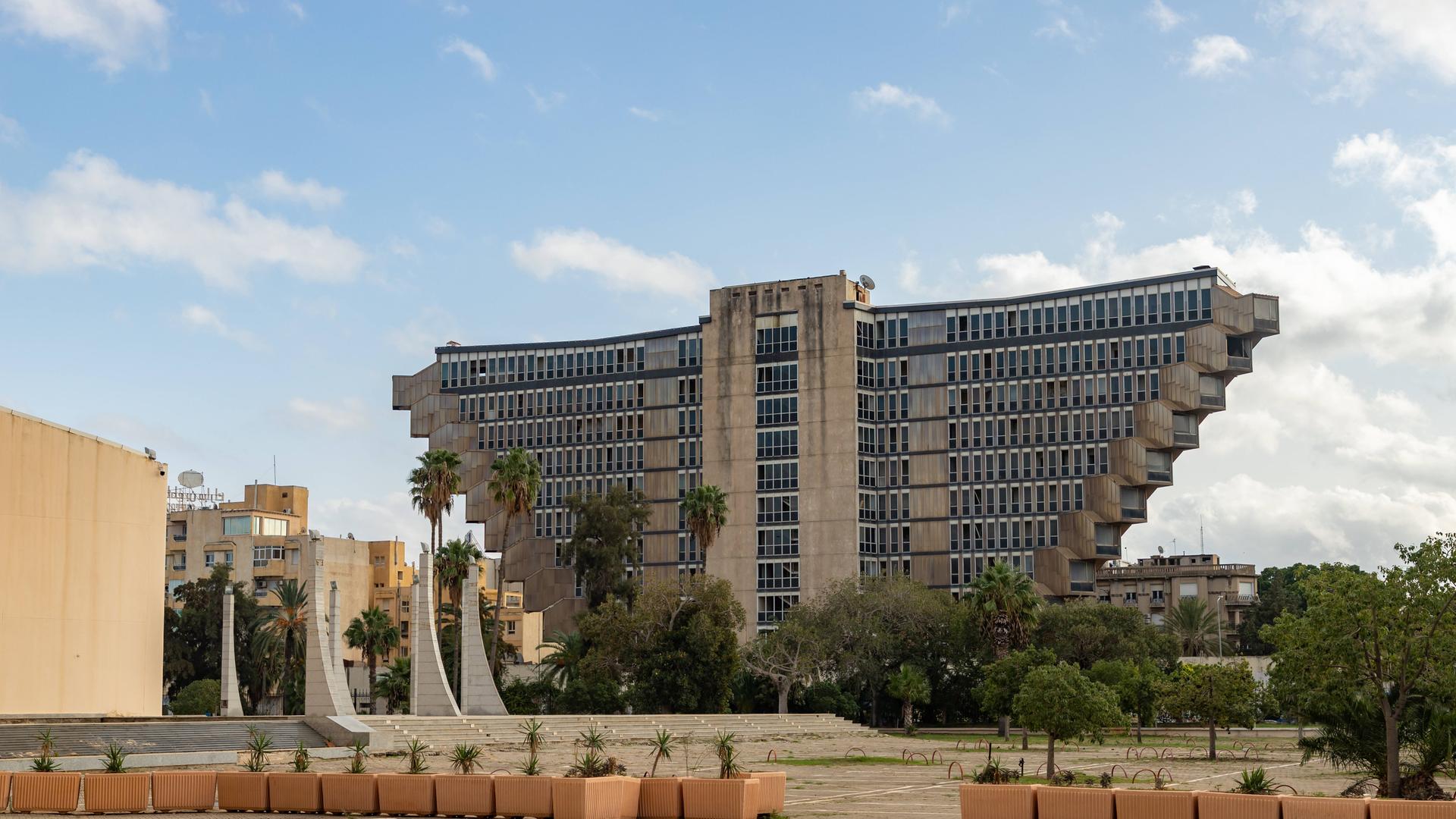 Das Foto zeigt das Hotel Du Lac in Tunis, ein zehnstöckiger Betonbau, in der Form einer umgedrehten Pyramide, LicenseRF Copyright: xZoonar.com/BrunoxCoelhox 23628281 Das Foto zeigt das Hotel Du Lac in Tunis, ein zehnstöckiger Betonbau, in der Form einer umgedrehten Pyramide, LicenseRF Copyright: xZoonar.com/BrunoxCoelhox 23628281