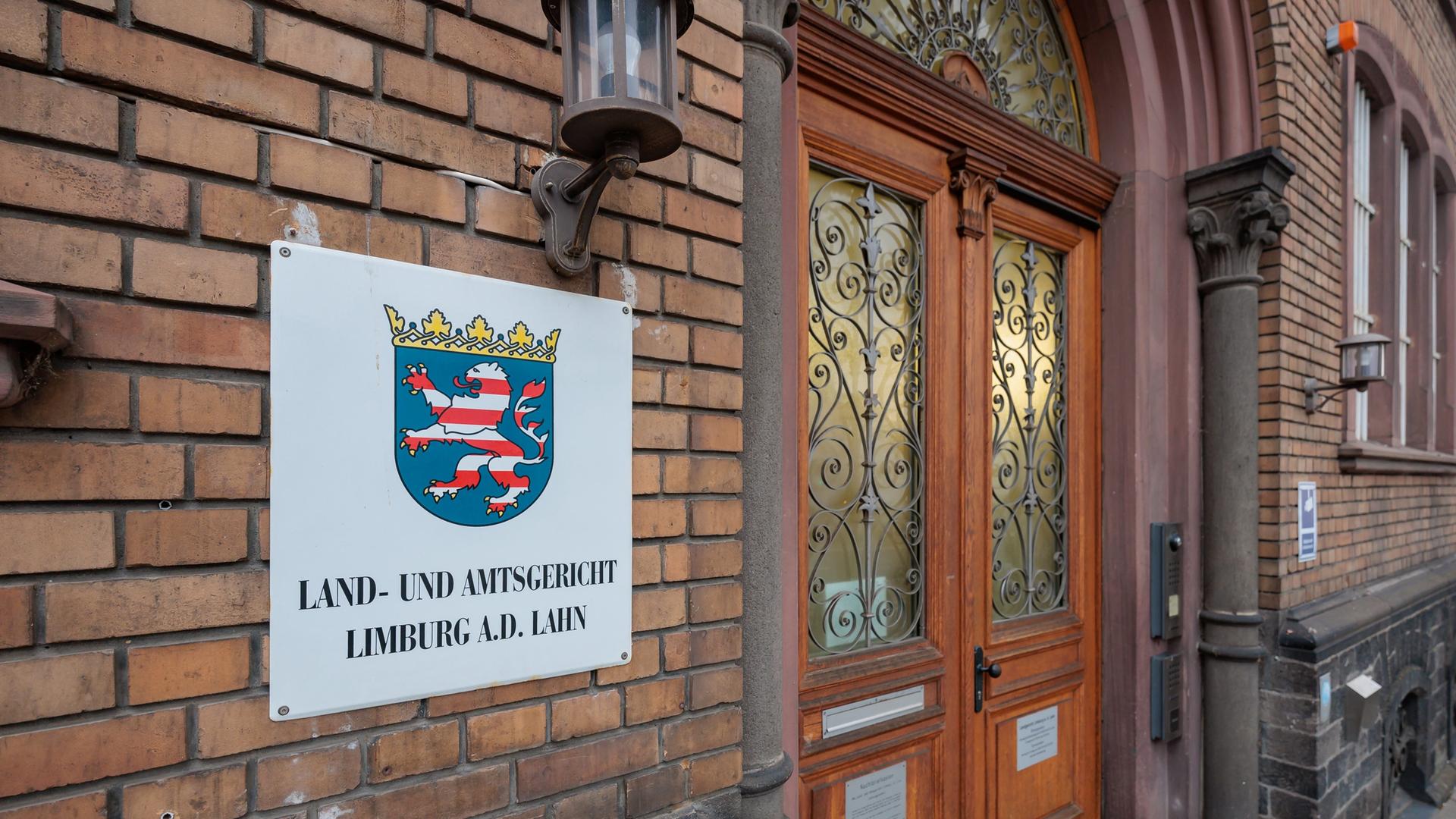 Hinweisschild am Eingangsbereich des Land- und Amtsgericht Limburg an der Lahn Hinweisschild am Eingangsbereich des Land- und Amtsgericht Limburg an der Lahn