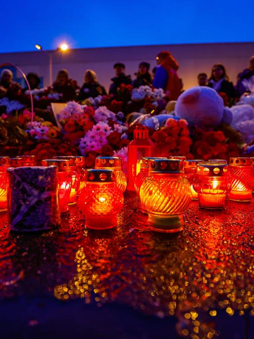 Kerzen und Blumen stehen vor der Crocus City Hall nahe Moskau. DIESES FOTO WIRD VON DER RUSSISCHEN STAATSAGENTUR TASS ZUR VERFÜGUNG GESTELLT. 