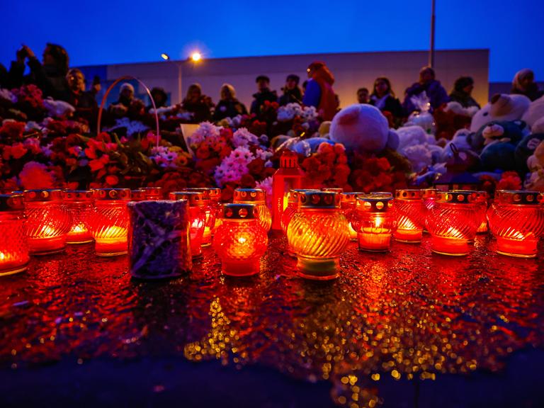 Kerzen und Blumen stehen vor der Crocus City Hall nahe Moskau. DIESES FOTO WIRD VON DER RUSSISCHEN STAATSAGENTUR TASS ZUR VERFÜGUNG GESTELLT. 