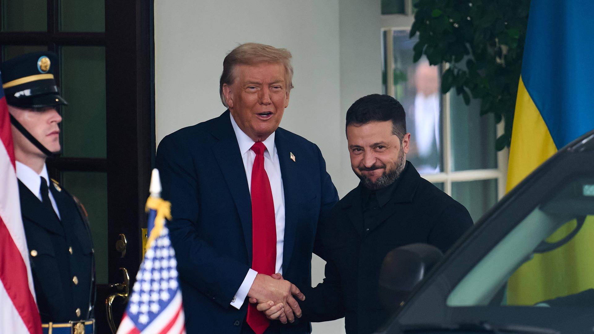 Donald Trump und Wolodymyr Selenskyj beim Händeschütteln vor dem weißen Haus. Donald Trump und Wolodymyr Selenskyj beim Händeschütteln vor dem weißen Haus.