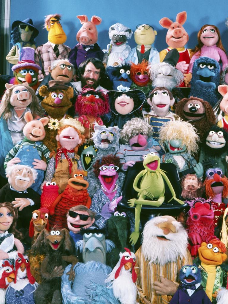 Puppengruppenbild der Muppet-Show mit (neben vielen anderen) Miss Piggy, Kermit, dem schwedischen Koch, Fozzybär und natürlich dem Muppets-Erfinder Jim Henson