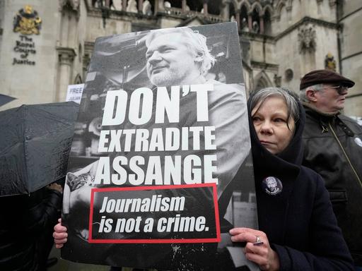 In London haben Assange-Anhänger die Entscheidung des High Courts gefeiert. Er darf vorerst nicht an die USA ausgeliefert werden.