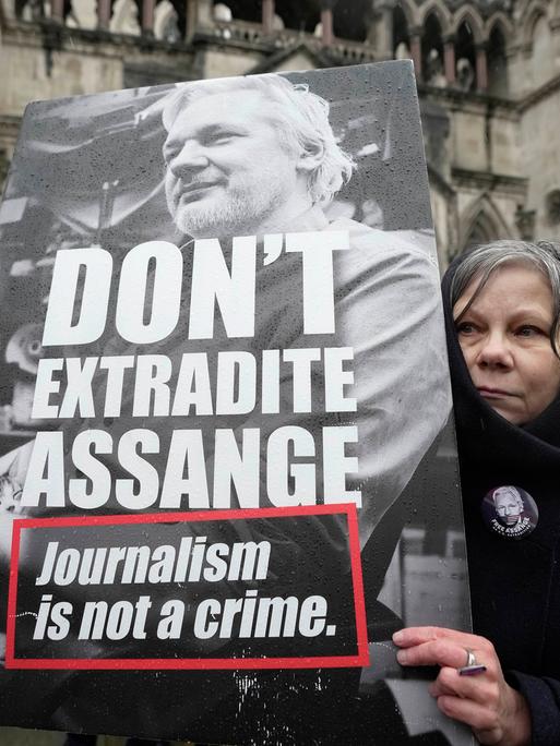 In London haben Assange-Anhänger die Entscheidung des High Courts gefeiert. Er darf vorerst nicht an die USA ausgeliefert werden.