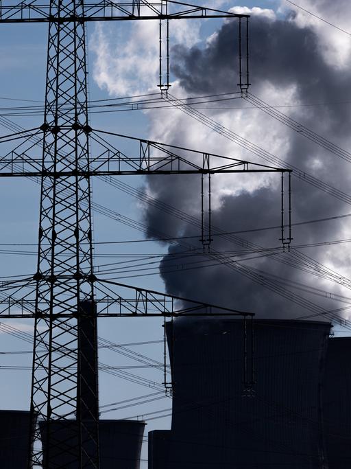 Blick auf das RWE-Kohlekraftwerk Neurath mit unter anderem dem Kraftwerksblock C. Braunkohlekraftwerke aus Reserve sollen länger am Netz bleiben dürfen. 