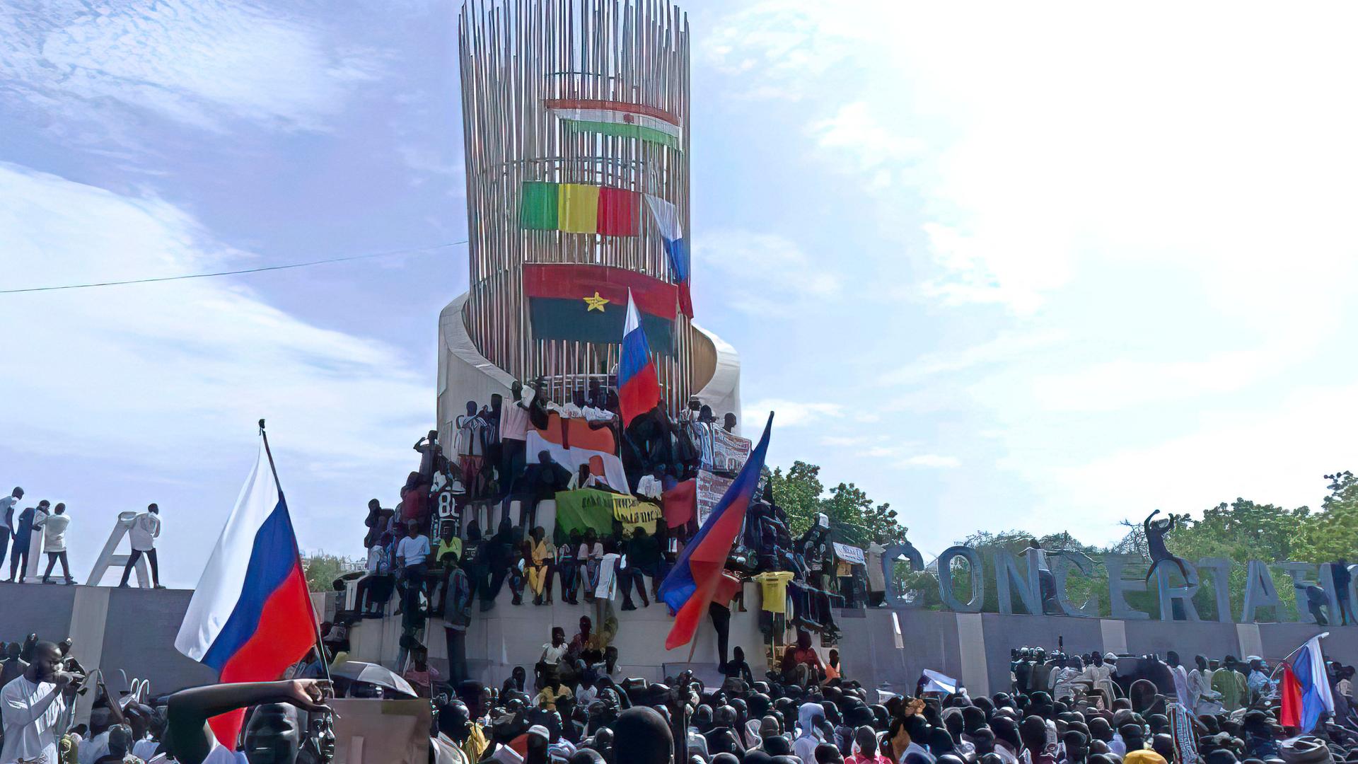 Demonstranten haben sich vor der Botschaft von Frankreich in Nigers Hauptstadt Niamey  versammelt und schwenken russische Flaggen
