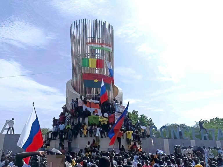 Demonstranten haben sich vor der Botschaft von Frankreich in Nigers Hauptstadt Niamey  versammelt und schwenken russische Flaggen