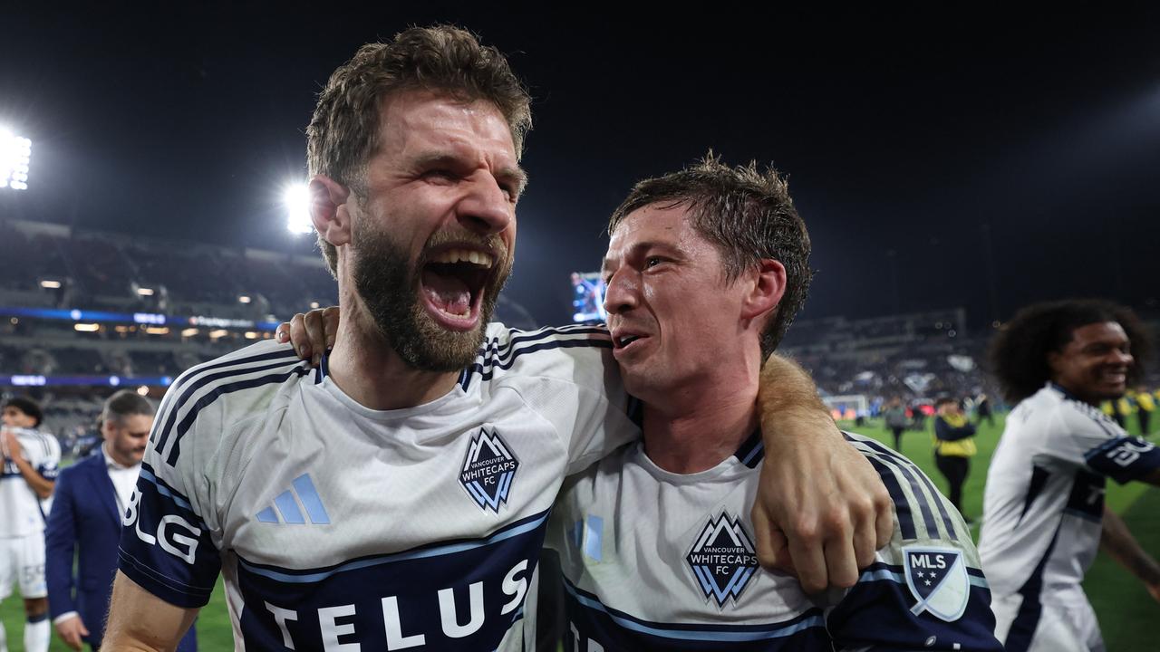 Der deutsche Fußball-Star Thomas Müller und sein Teamkollege Ryan Gauld bei den Vancouver Whitecaps jubeln nach dem Einzug ins Finale der nordamerikanischen Major League Soccer.