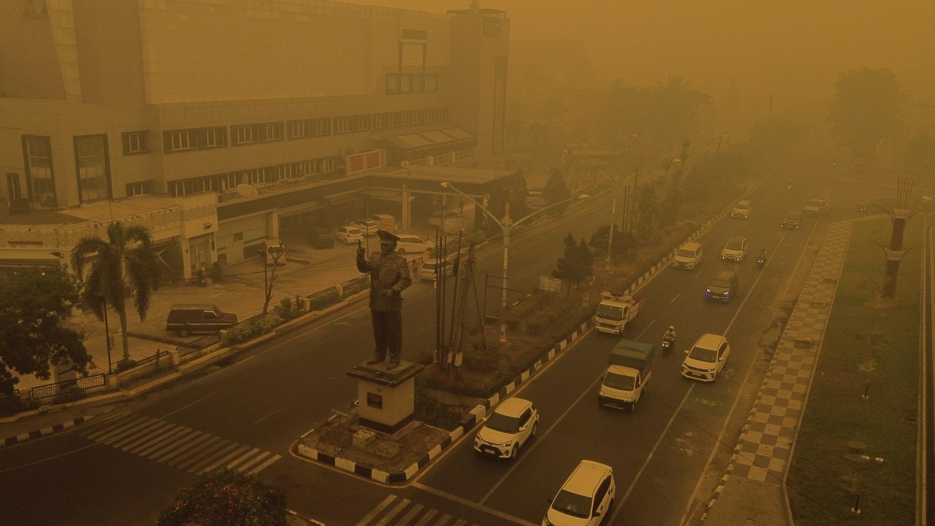 Dichter Smog schränkt die Sicht in einem Ort auf der indonesischen Insel Kalimantan stark ein. 