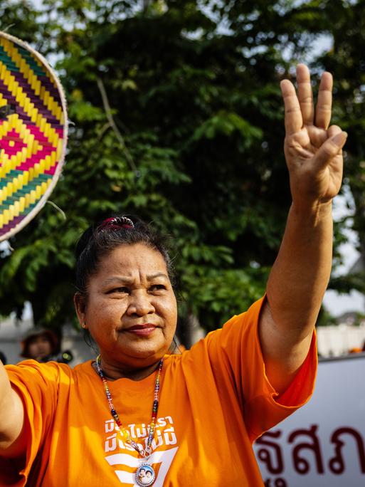 Eine thailändischer "Pro-Demokratie" Protest. Eine Frau hält drei Finger in die Luft, 23.Mai 2023 in Bangkok.