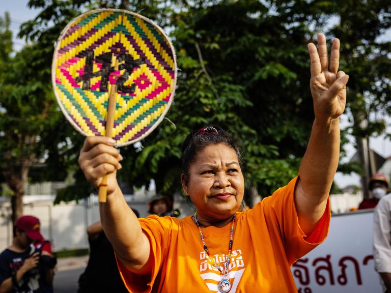 Eine thailändischer "Pro-Demokratie" Protest. Eine Frau hält drei Finger in die Luft, 23.Mai 2023 in Bangkok.