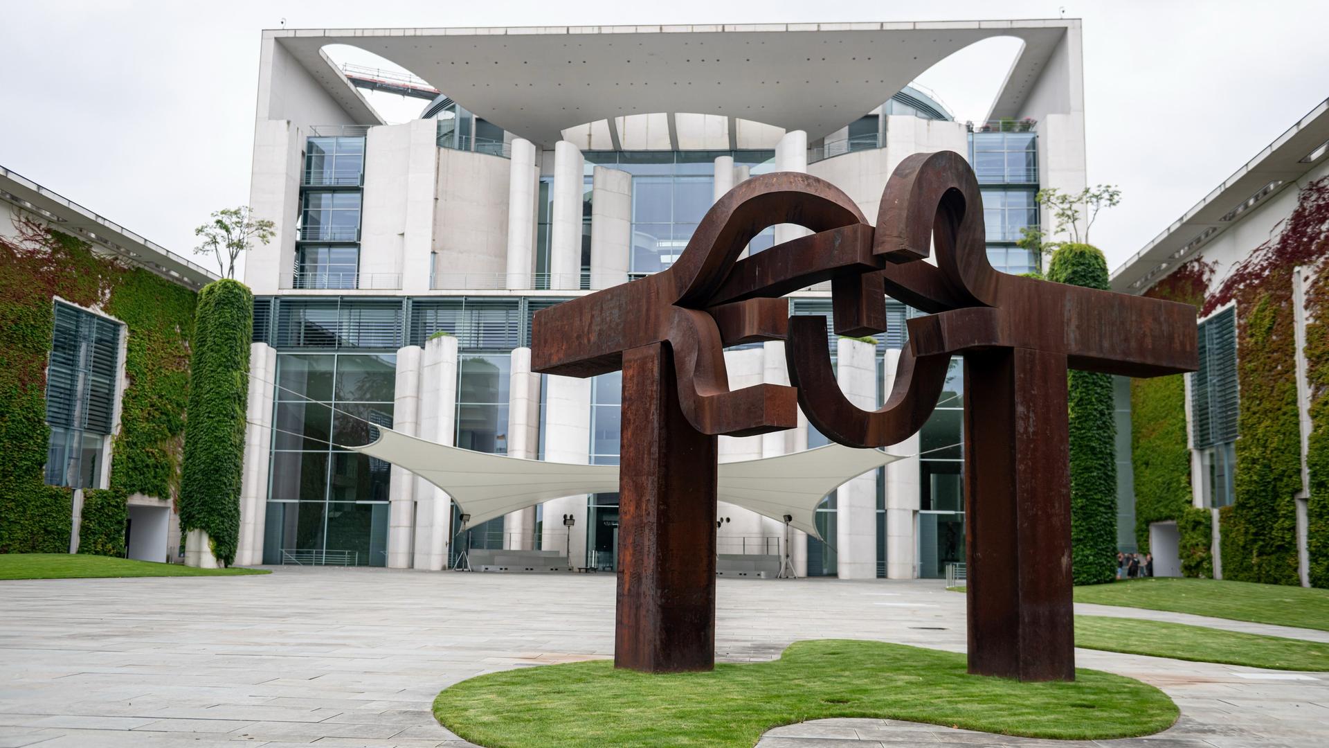 Blick auf das Bundeskanzleramt am Vormittag in Berlin-Mitte. Blick auf das Bundeskanzleramt am Vormittag in Berlin-Mitte.