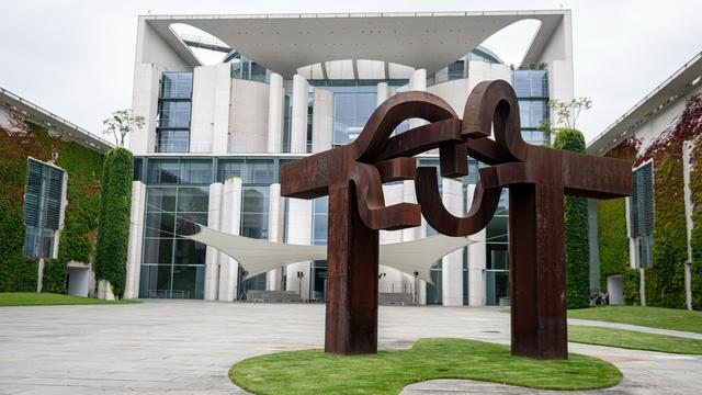 Blick auf das Bundeskanzleramt am Vormittag in Berlin-Mitte. 