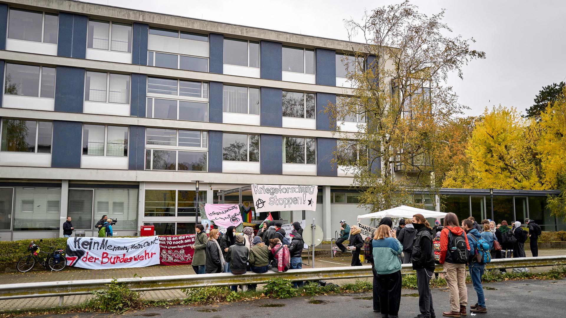 Vor dem Eingang des Otto-Suhr-Instituts der Freien Universität Berlin wurden mehrere Transparente aufgehängt.