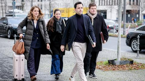 Johannes Winkel (2.v.r.), Vorsitzender der Jngen Union (JU), Johannes Volkmann (r), CDU-Bundestagsabgeordneter, Wiebke Winter (l), Fraktionsvorsitzende der CDU-Fraktion Bremen, und Jessica Steiner, Mitglied des CDU-Bundesvorstands