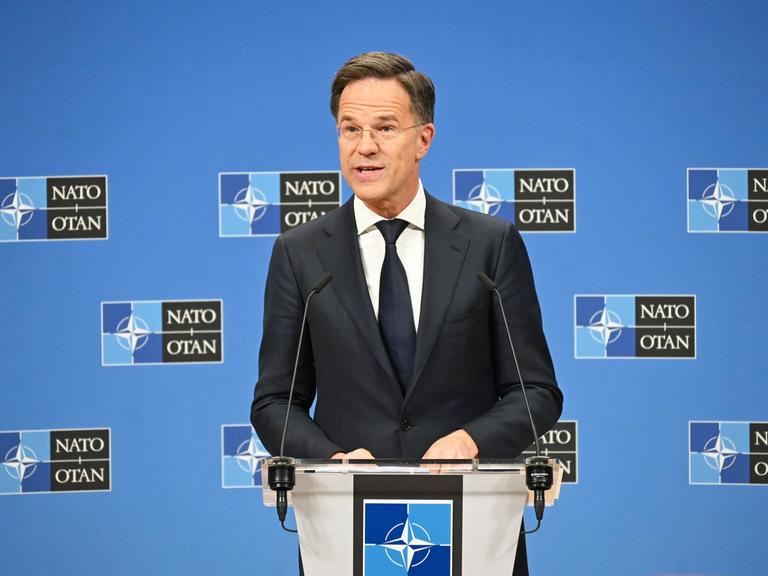 Nato-Generalsekretär Mark Rutte spricht im Nato-Hauptquartier. 
