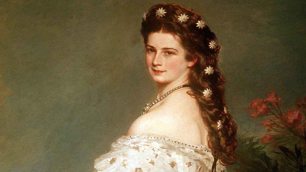 Ein großformatiges Ölgemälde von Franz Xaver Winterhalter zeigt Kaiserin Elisabeth von Österreich-Ungarn, genannt Sisi. Sie trägt ein helles, schulterfreies festliches Kleid mit weitem Rock.