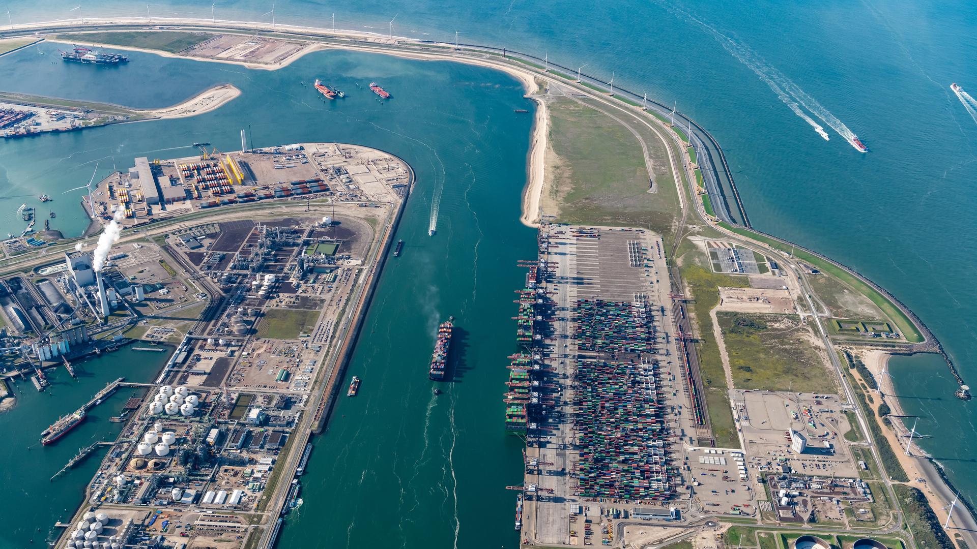 Das Foto zeigt den Yangtzekanaal Euromax im Hafen von Rotterdam in den Niederlanden. Das Foto zeigt den Yangtzekanaal Euromax im Hafen von Rotterdam in den Niederlanden.