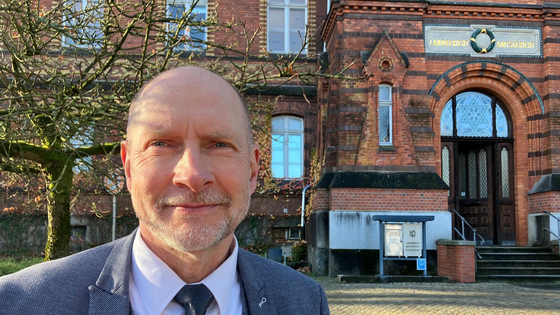Der Sprecher der Flensburger Staatsanwaltschaft, Oberstaatsanwalt Bernd Winterfeldt, blickt in die Kamera. Der Sprecher der Flensburger Staatsanwaltschaft, Oberstaatsanwalt Bernd Winterfeldt, blickt in die Kamera.