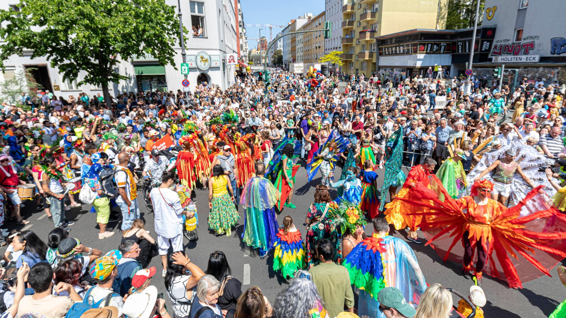 Die volle Gneisenaustraße mit Umzugsteilnehmern und Zuschauern.