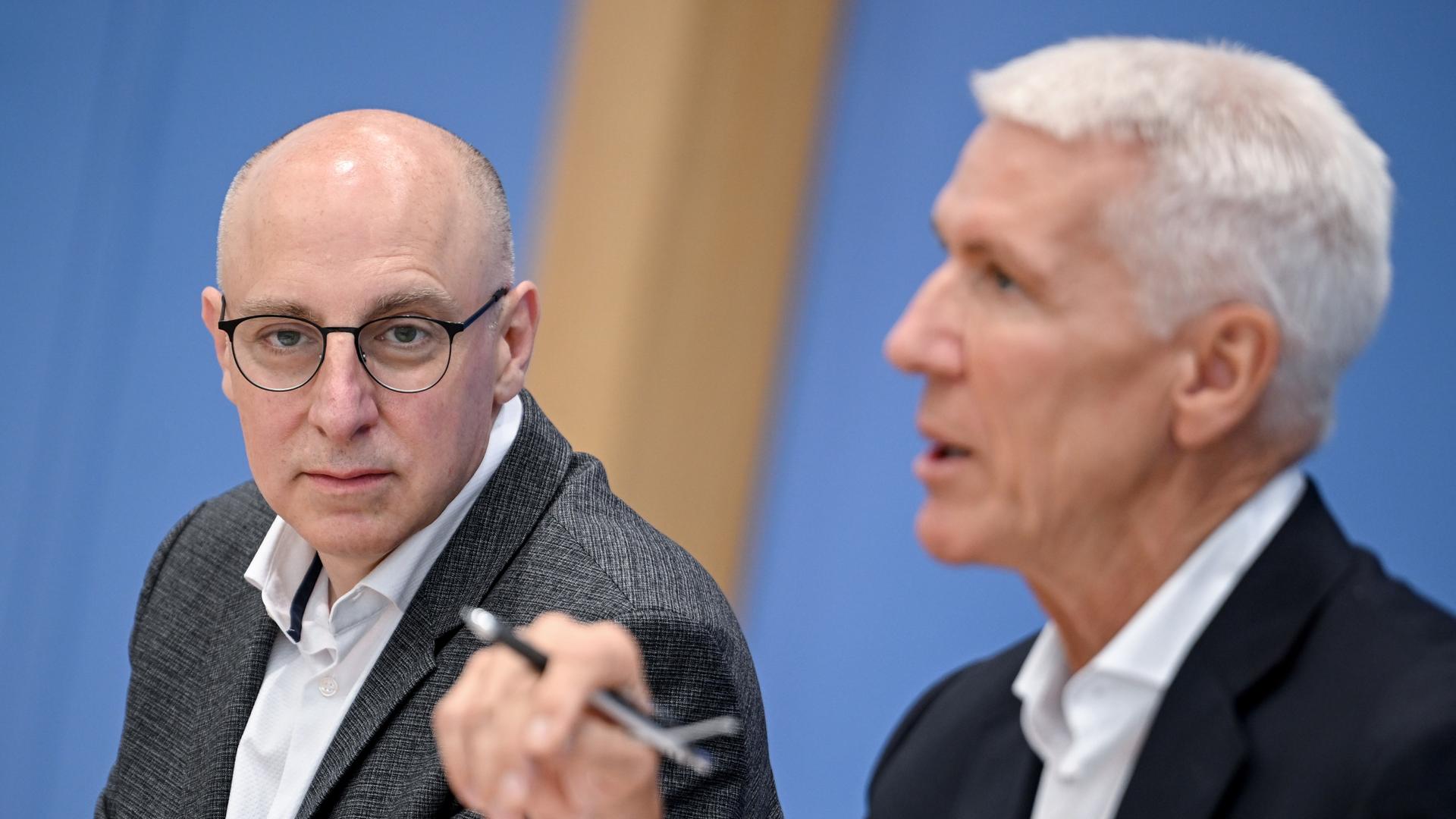 Sinan Selen (l), Vizepräsident des Bundesamtes für Verfassungsschutz (BfV) und Ralf Wintergerst, Bitkom-Präsident, sprechen bei der Vorstellung des Wirtschaftsschutzberichts. 