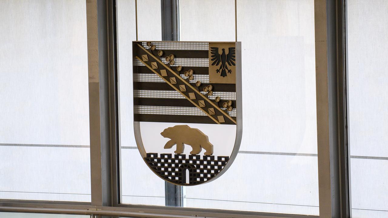 Das Wappen des Landes Sachsen-Anhalt im Plenarsaal des Landtages Das Wappen des Landes Sachsen-Anhalt im Plenarsaal des Landtages