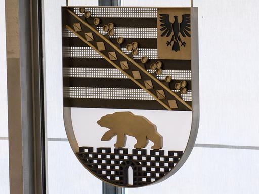 Das Wappen des Landes Sachsen-Anhalt im Plenarsaal des Landtages