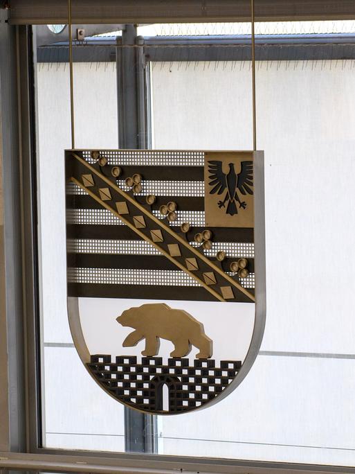 Das Wappen des Landes Sachsen-Anhalt im Plenarsaal des Landtages Das Wappen des Landes Sachsen-Anhalt im Plenarsaal des Landtages
