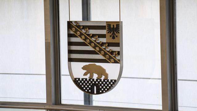 Das Wappen des Landes Sachsen-Anhalt im Plenarsaal des Landtages