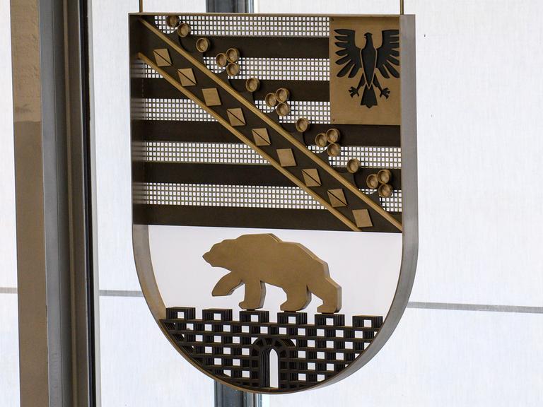 Das Wappen des Landes Sachsen-Anhalt im Plenarsaal des Landtages Das Wappen des Landes Sachsen-Anhalt im Plenarsaal des Landtages