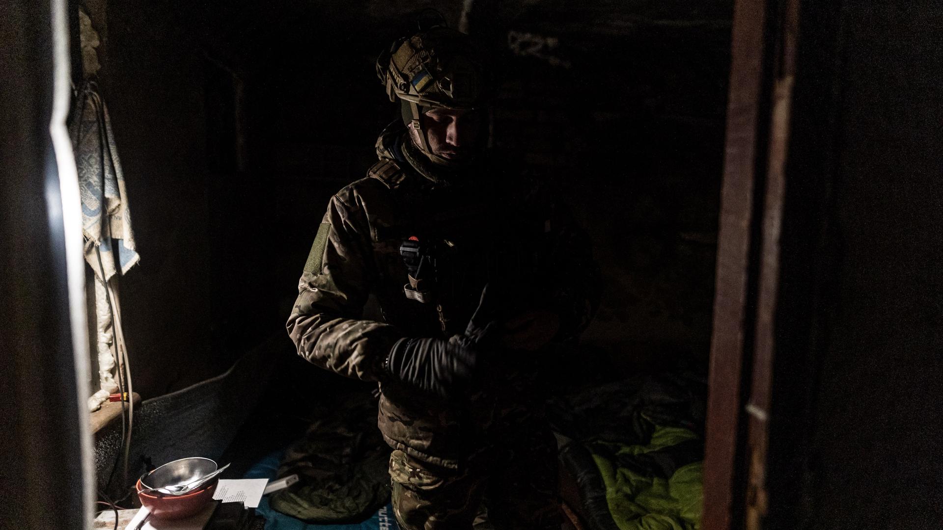 Ein ukrainischer Soldat bereitet sich darauf vor, eine Kampfposition einzunehmen.