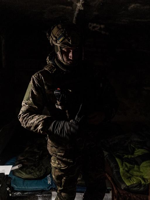 Ein ukrainischer Soldat bereitet sich darauf vor, eine Kampfposition einzunehmen.