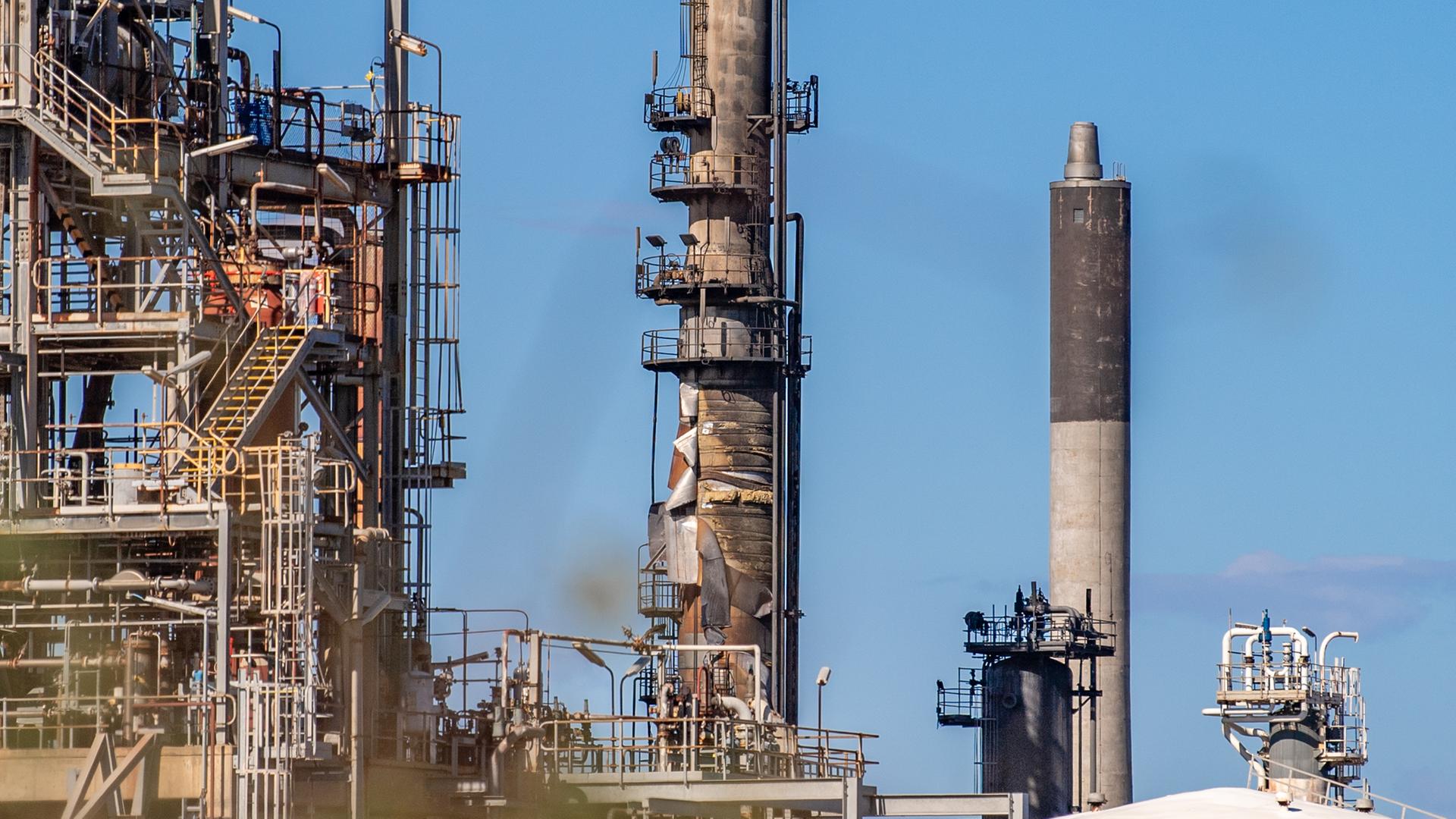 Schäden sind in der Raffinerie von Viva Energy Geelong zu sehen.