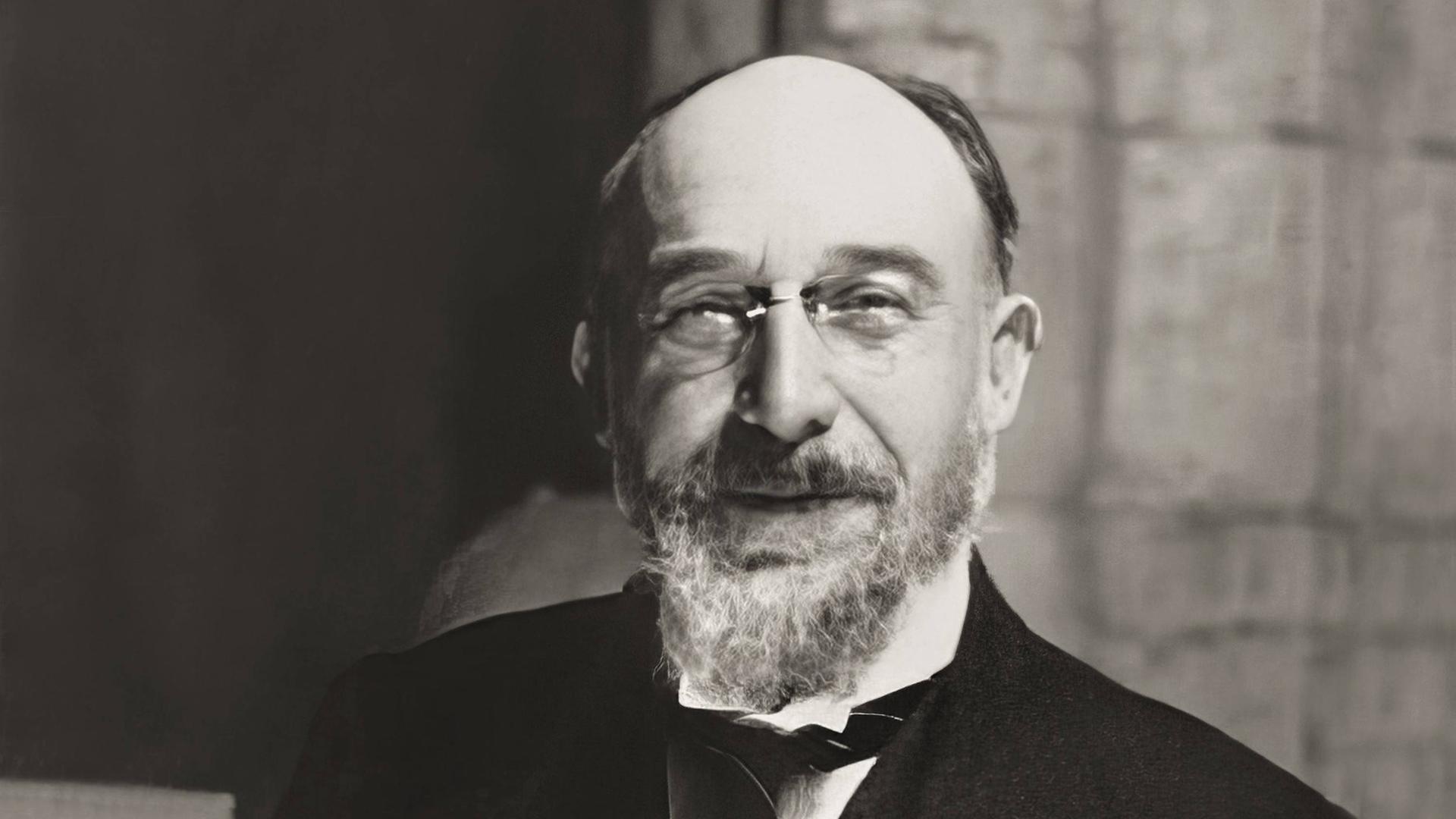 Porträt der französischen Komponisten Erik Satie in schwarz-weiß. Porträt der französischen Komponisten Erik Satie in schwarz-weiß.