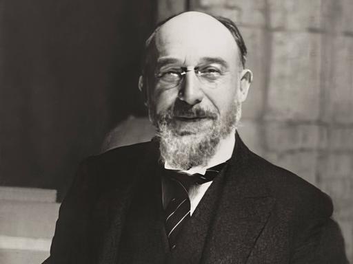 Porträt der französischen Komponisten Erik Satie in schwarz-weiß.