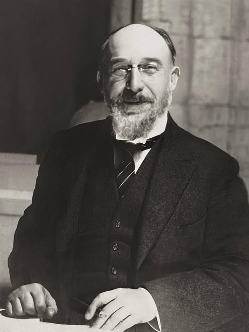 Porträt der französischen Komponisten Erik Satie in schwarz-weiß.