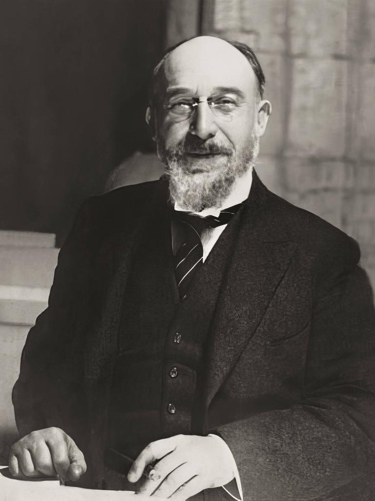 Porträt der französischen Komponisten Erik Satie in schwarz-weiß.