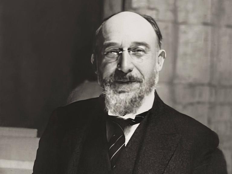 Porträt der französischen Komponisten Erik Satie in schwarz-weiß.