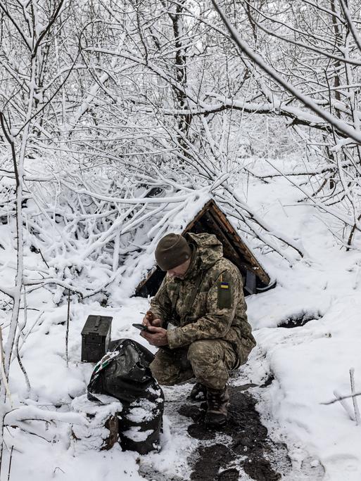 Ein ukrainischer Soldat in einer Schneelandschaft in der Region von Charkiw. 