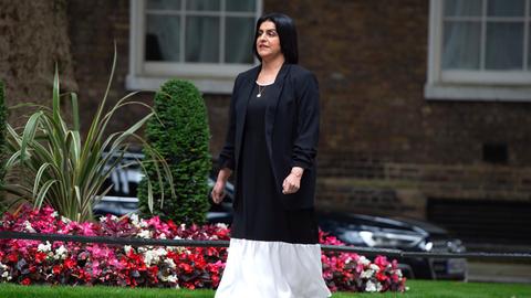 Shabana Mahmood geht in London durch die Downing Street, in der sich der Amtssitz des Premierministers befindet.