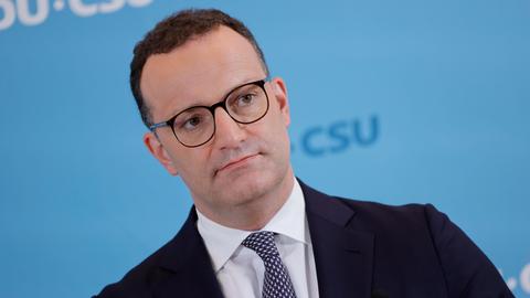 Jens Spahn von den Schultern an aufwärts. Er trägt dunkles Sakko, weißes Hemd und eine Krawatte.