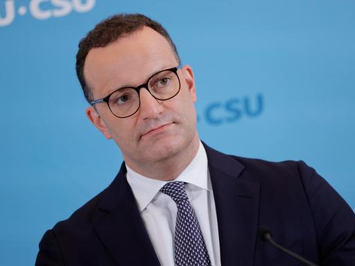Jens Spahn von den Schultern an aufwärts: Er trägt dunkles Sakko, weißes Hemd und eine Krawatte Jens Spahn von den Schultern an aufwärts: Er trägt dunkles Sakko, weißes Hemd und eine Krawatte