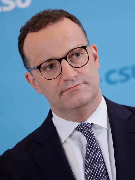 Jens Spahn von den Schultern an aufwärts: Er trägt dunkles Sakko, weißes Hemd und eine Krawatte Jens Spahn von den Schultern an aufwärts: Er trägt dunkles Sakko, weißes Hemd und eine Krawatte