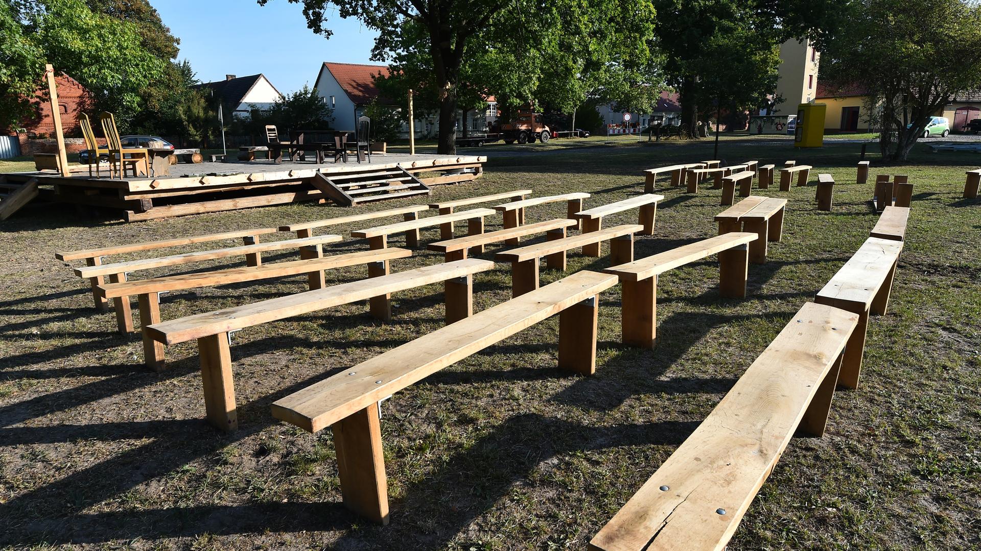 Theaterbühne und Bänke sind am 22.09.2016 in Garlitz (Brandenburg) aufgebaut. Holzbänke stehen vor einer Bühne auf einer Wiese.