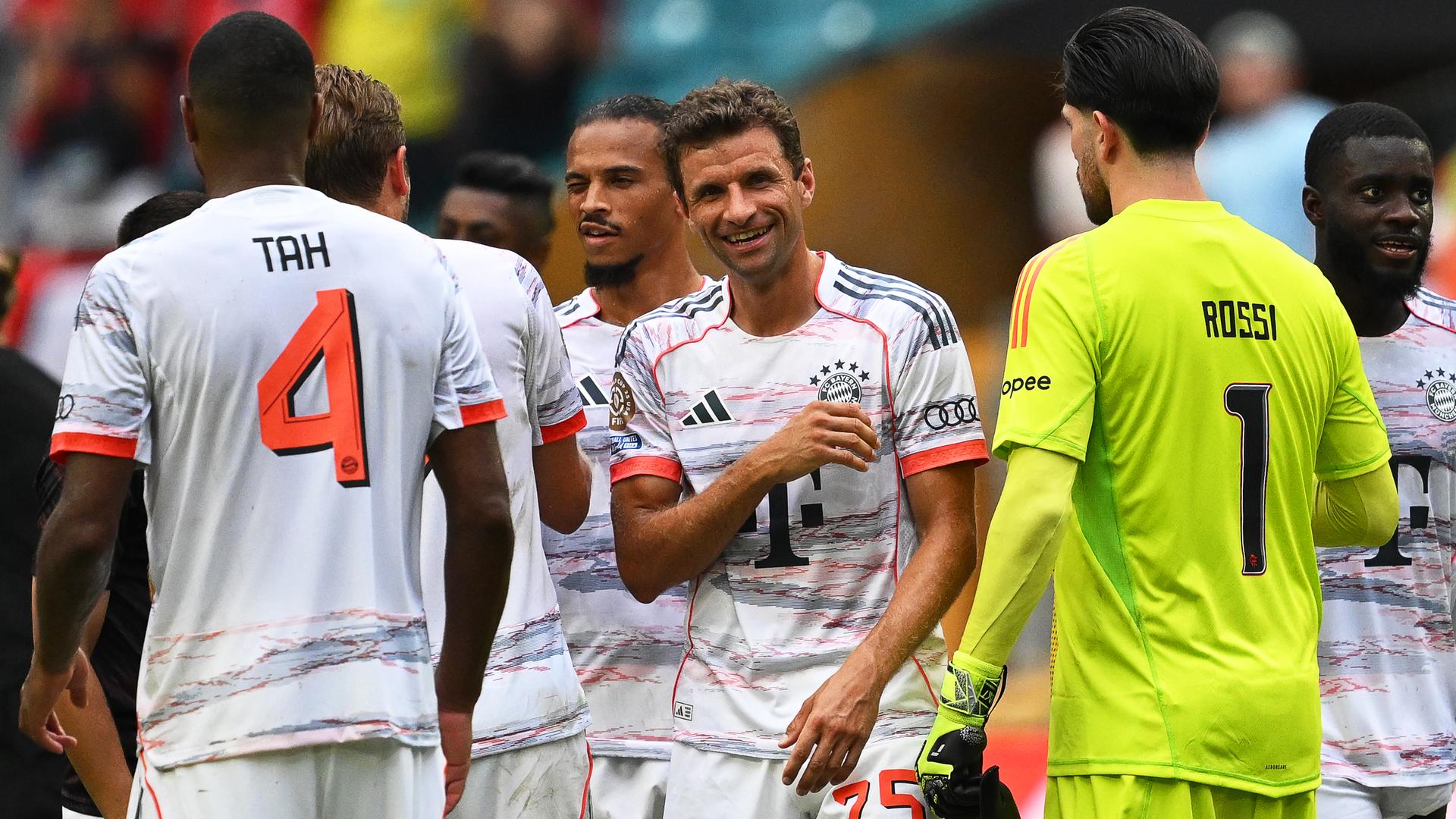 Das Bild zeigt gut gelaunte Bayern-Spieler auf dem Rasen nach einen gewonnenen Spiel. Das Bild zeigt gut gelaunte Bayern-Spieler auf dem Rasen nach einen gewonnenen Spiel.