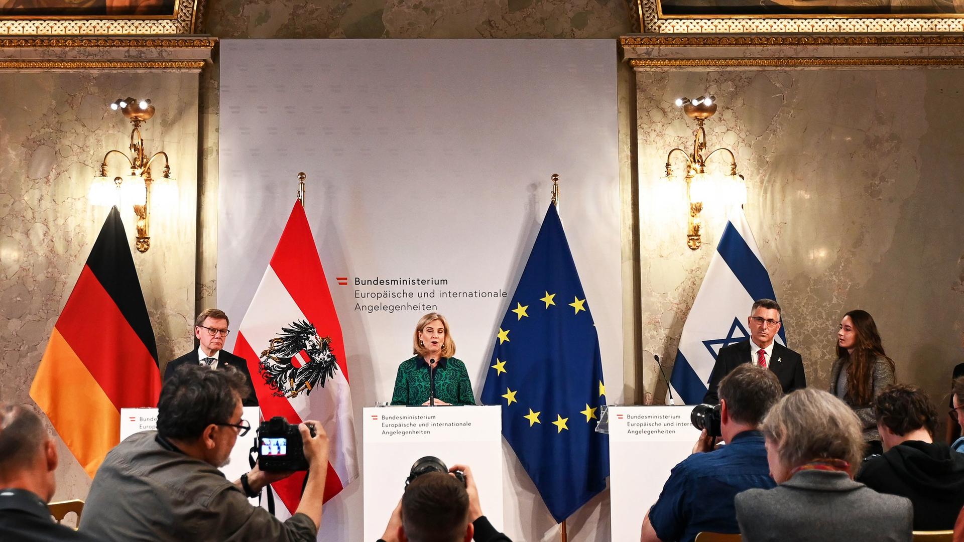 Wien: Außenminister Wadephul spricht auf einer gemeinsamen Pressekonferenz mit der österreichischen Außenministerin Meinl-Reisinger und dem israelischen Amtskollegen Saar. Wien: Außenminister Wadephul spricht auf einer gemeinsamen Pressekonferenz mit der österreichischen Außenministerin Meinl-Reisinger und dem israelischen Amtskollegen Saar.