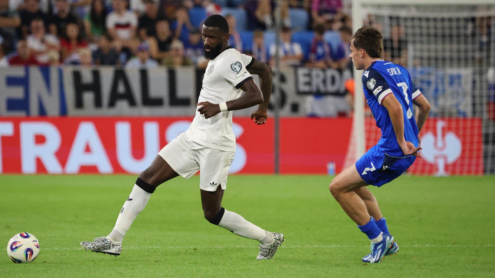 Der deutsche Nationalspieler Antonio Rüdiger und der slowakische Spieler Leo Sauer im WM-Qualifikationsspiel Slowakei - Deutschland in Bratislava