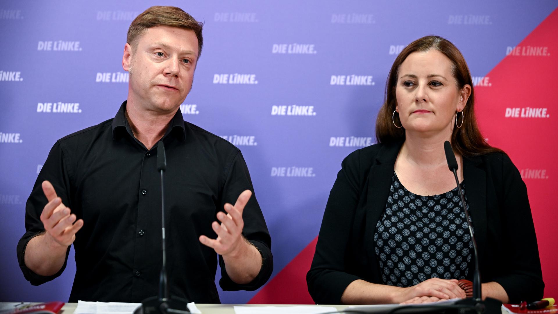 Die Chefs von der Partei Die Linke Martin Schirdewan und Janine Wissler stehen hinter einem Rednerpult. 