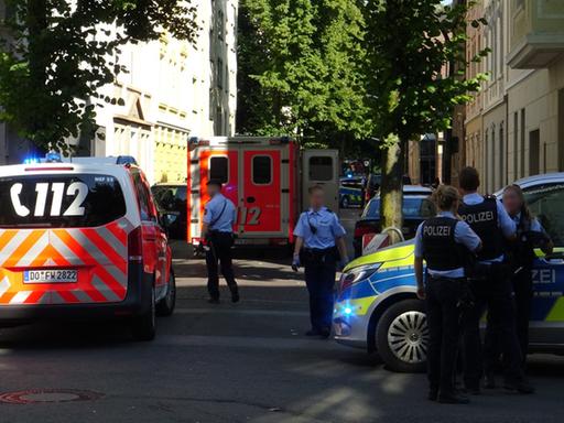 Polizeibeamte sichern einen Einsatzort in der Holsteiner Straße. Ein 16-Jähriger ist durch mehrere Schüsse von Polizisten tödlich verletzt worden